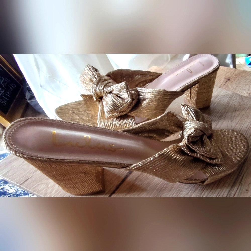 Gorgeous and comfy metallic mule